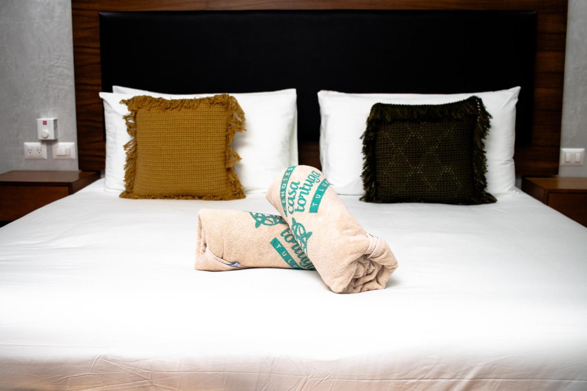 Hotel Casa Tortuga Tulum - Cenotes Park Inclusive Exteriör bild A bed with a folded blanket