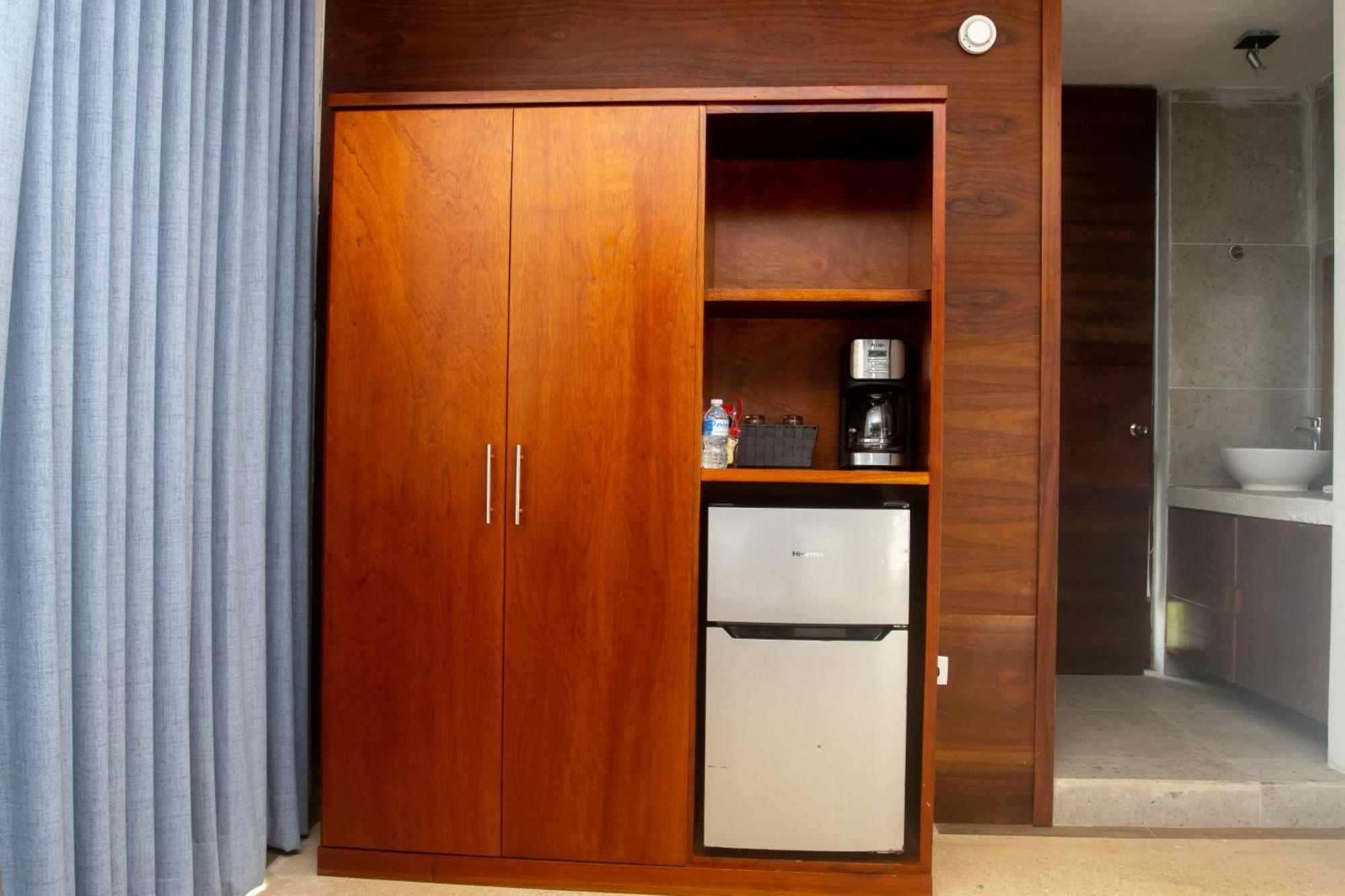 Hotel Casa Tortuga Tulum - Cenotes Park Inclusive Exteriör bild A hotel room with a mini-refrigerator